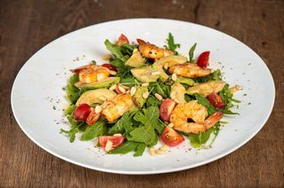 Salata cu crevete tigru si avocado