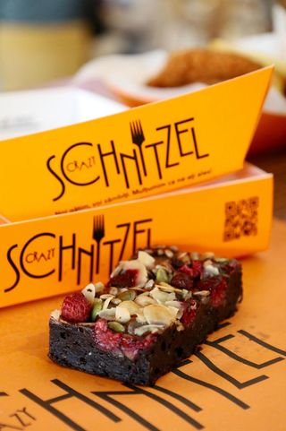 Brownie fără gluten cu mix de semințe și zmeură