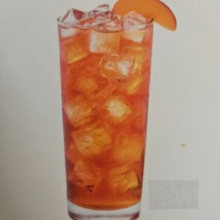 Té frío de melocotón con bastante hielo 