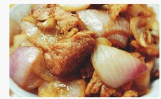 76. Maiale con cipolle