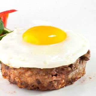 бифштекс с яйцом
