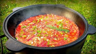 Український борщ в казані (300/100/30)гр