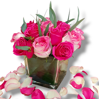 Rose di vari colori in vaso di vetro 