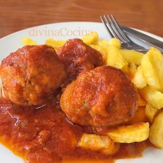 ALBONDIGAS CON TOMATE Y PATATAS 