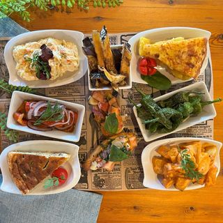 Tapeo mixto de carne y queso / Meat & cheese tapas platter (8 tapas, 2 pax)