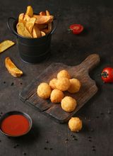 Պանրի գնդիկներ և գյուղական կարտոֆիլ