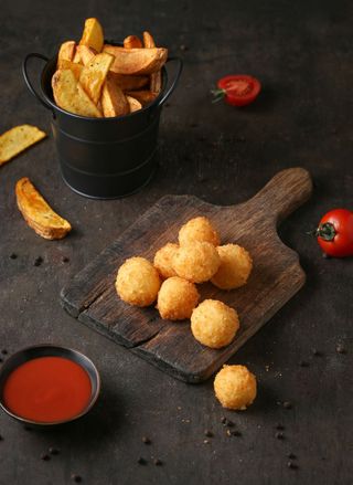 Պանրի գնդիկներ և գյուղական կարտոֆիլ