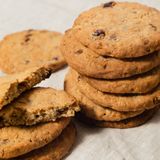 Вівсяне печиво з фундуком, журавлиною та шоколадом