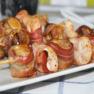 BROCHETAS DE POLLO, BACON Y VERDURAS