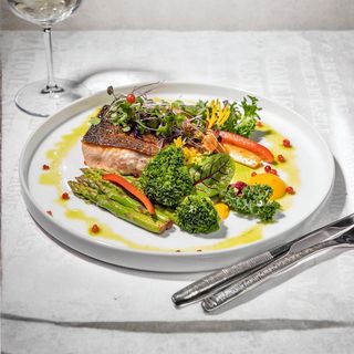 Somon cu sparanghel și broccoli