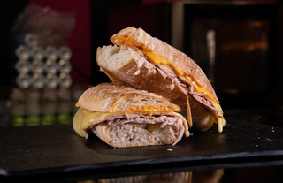 Bocadillo pata asada