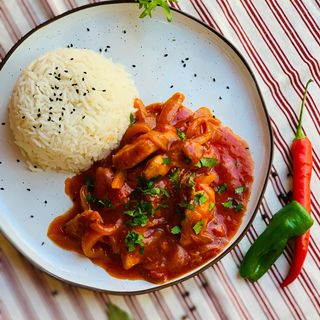 Pikantny kurczak po gruzińsku z ryżem