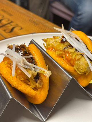 Bao con tempura di gamberi e salsa teriyaki