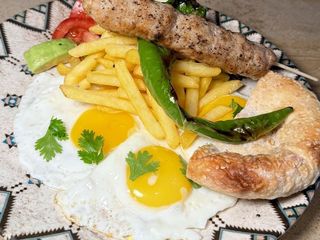 Яєшня з кебабом із курки (550g)