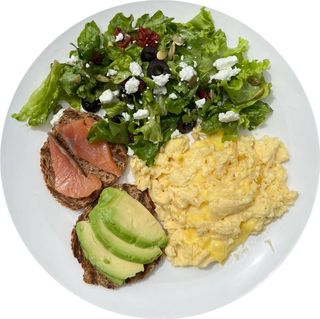 Сирний скрембл з двох яєць, лососем та авокадо