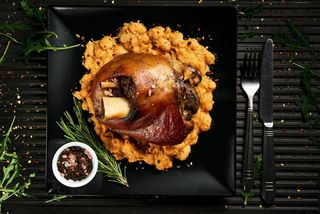 Ciolan de porc cu os, crema de hrean si garnitura