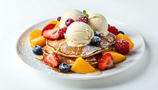 Pancakes con frutta e gelato
