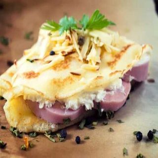 Crêpe Au cervelas et  Mozarella