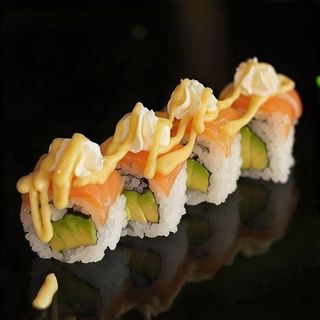 121. Uramaki Salmón, Aguacate, Queso Y Salsa De Mango (8 Uds.)