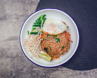 RYŻ z woka z warzywami i jajkiem sadzonym