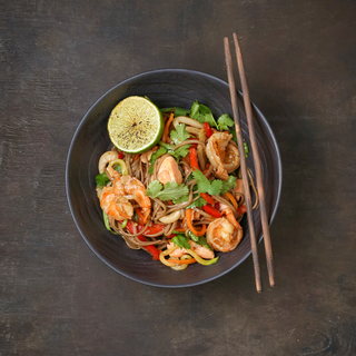 Սոբա լապշայով և ծովամթերքով վոկ