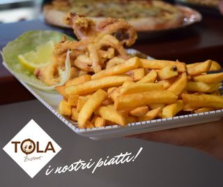 Calamari fritti con patatine fritte e salsa agli agrumi