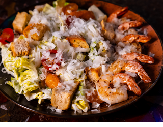 Sałatka cezar z krewetkami