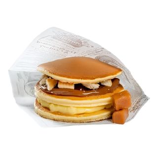 Trio pancakes cu cremă de vanilie, cremă de caramel și biscuiți