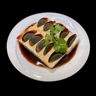 Tofu Crudo con Uova Centenari(皮蛋豆腐）