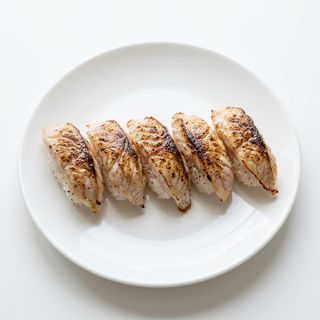 Nigiri De Lubina Flambeado (5 Pzs.)