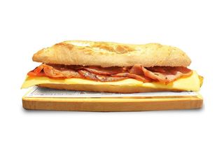 LOMO+BACON+QUESO BOCADILLO XXL