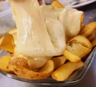 Patate dipper con fonduta di formaggi misti