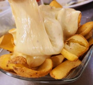 Patate dipper con fonduta di formaggi misti