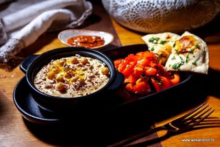 Hummus cu harissa si paine Naan