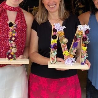 Vale por 1 taller de letras de madera con flores preservadas y secas