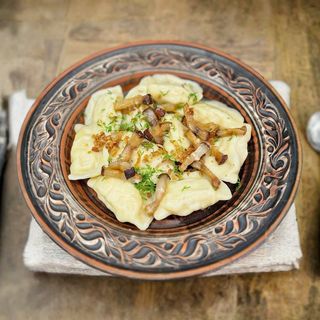 Вареники з картоплею зі шкварками