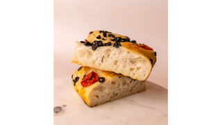 Focaccia z pomidorkami i oliwkami