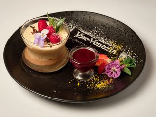 Баварський крем з ягідним соусом (120/30г)