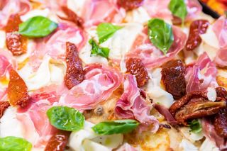 Pancetta e provola 1/2 teglia