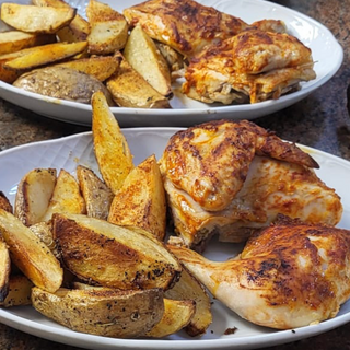 Medio pollo  horneado con papas frita o horneada