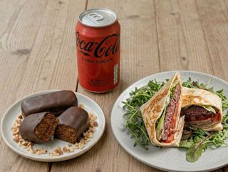 Juneća pljeskavica + Crne Proteinske Štanglice + Coca cola zero 0.33