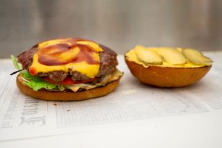 Бургер със свинско кюфте + подарък малък Айрян