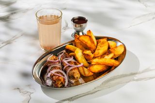 ქათმის ქაბაბი კარტოფილით, სოუსით და კომპოტით