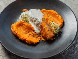 Лосось у вершково-пряному соусі та пюре з батату (150/150/100g)