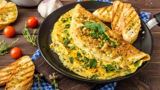 Omlet sa suhim mesom i Feta sirom