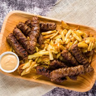 Mici cu cartofi și muștar ( pequeños con patatas y mostaza)