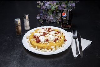 Mamaliga cu mujdei, cas si smantana