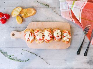 Брускети с домати и моцарела (5бр)