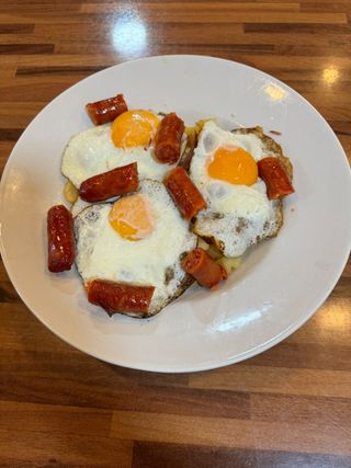 Huevos camperos conpatatas y chistorra (Clásicos)