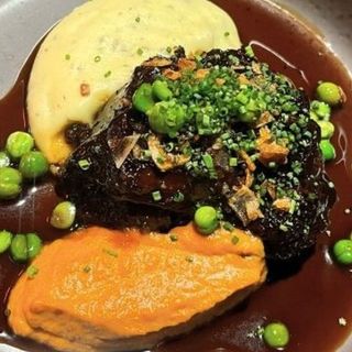 Щічки яловичі з пюре и кремом з моркви